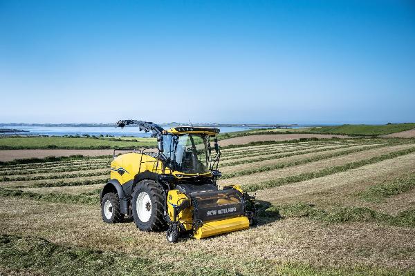 El nuevo pick-up para hierba UltraFeed™ maximiza la capacidad potencial de las picadoras de forraje New Holland FR