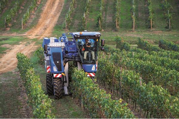 Las vendimiadoras, cosechadoras de olivar y tractores con chasis muy elevados de New Holland Braud obtienen la certificación Origine France Garantie