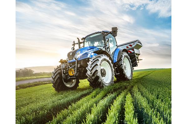 NEW HOLLAND PISA FUERTE EN EXPOLIVA 2025: TECNOLOGÍA, MÚSCULO Y VISIÓN DE FUTURO PARA EL OLIVAR